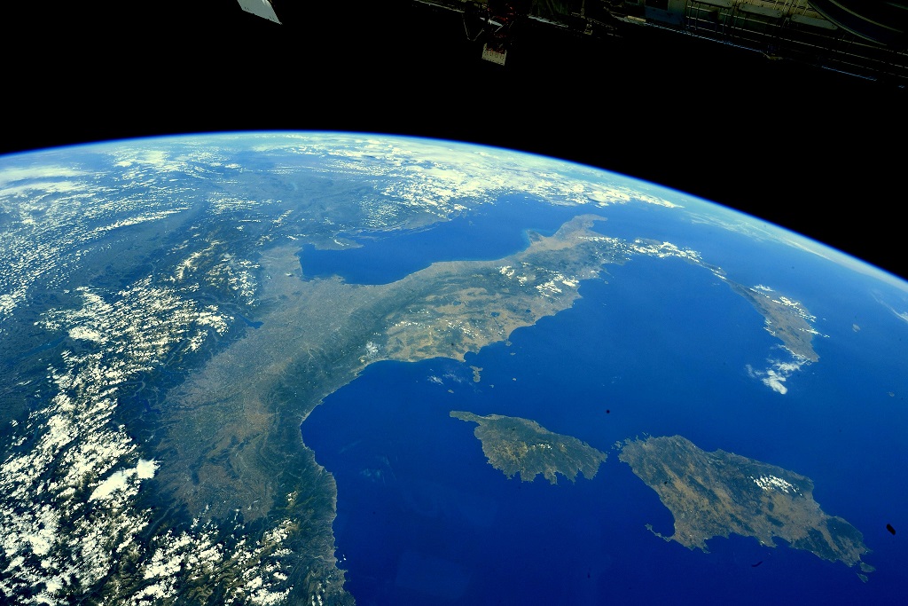 1⃣
For people who missed this wonder, here's the shot (among the most beautiful ever) thanks to which @AstroSamantha captured the splendor of the Italian peninsula, on 12 June 2022 aboard the @Space_Station.

#scritturebrevi #ventaglidiparole #ThePhotoHour #Exp67 #MissionMinerva