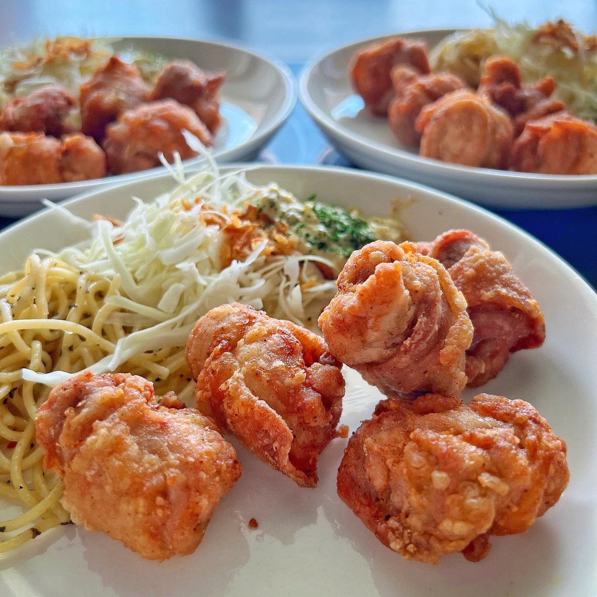 kiazaab's tweet photo. โคตรดีย์ บุฟเฟ่ต์ไก่คาราเกะ กินไม่อั้น 1 ชั่วโมง 😳 ผู้หญิง 99.- ผู้ชาย 139.-
.
พ่อครัวเป็นญี่ปุ่นแท้ๆ ไก่ทอดไม่ชุบแป้ง หมักดี เสิร์ฟกับสลัดผัก สปาเก็ตตี้ และส้มตำ ที่ไม่ติดหวาน จ่ายเพิ่ม 39.- ได้ข้าวญี่ปุ่น ซุป แกงกะหรี่เพิ่ม #บุฟเฟ่ต์ #ไก่ทอด #สีลม #ร้านลับ
.
📌 พิกัดในเม้นต์ https://t.co/HOQWKUkSs5