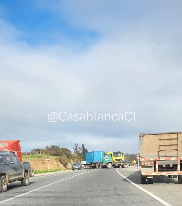 CasabIancaCI's tweet photo. #Casablanca #accidente #rutaF962G altura peaje lagunillas, colisión de 3 camiones .🚓🚑 @lNFOSCHILE @ChileInfo5 @KudellTV @ViveCASABLANCA @djgraff_German https://t.co/1awRzZMdsa