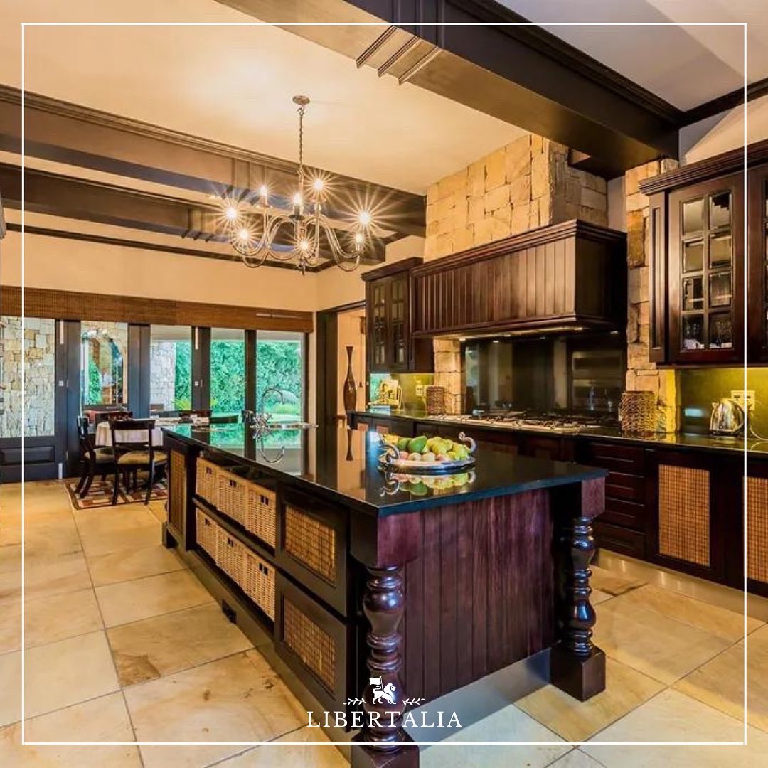 Libertalia_real's tweet photo. Located in prime Constantia, set on approx 2 and a half magnificent acres this impressive home enjoys endless views from most rooms, high ceilings and an exquisite interior and exterior design
#propertysouthafrica 
#saproperty #propertyentrepreneur #realestatesa. #johannesburg https://t.co/CGiSysEun0