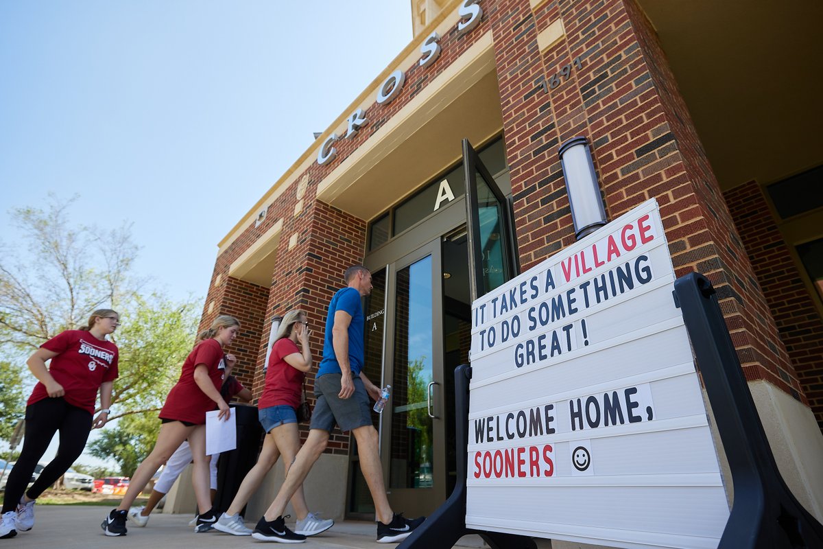 UofOklahoma's tweet image. We're officially 𝙩𝙬𝙤 𝙬𝙚𝙚𝙠𝙨 away from Move-In 2022! 

It's getting real, #OUFamily. Your best days are ahead, and we look forward to seeing so many of you back on campus to begin your OU journey. #OUMoveIn22