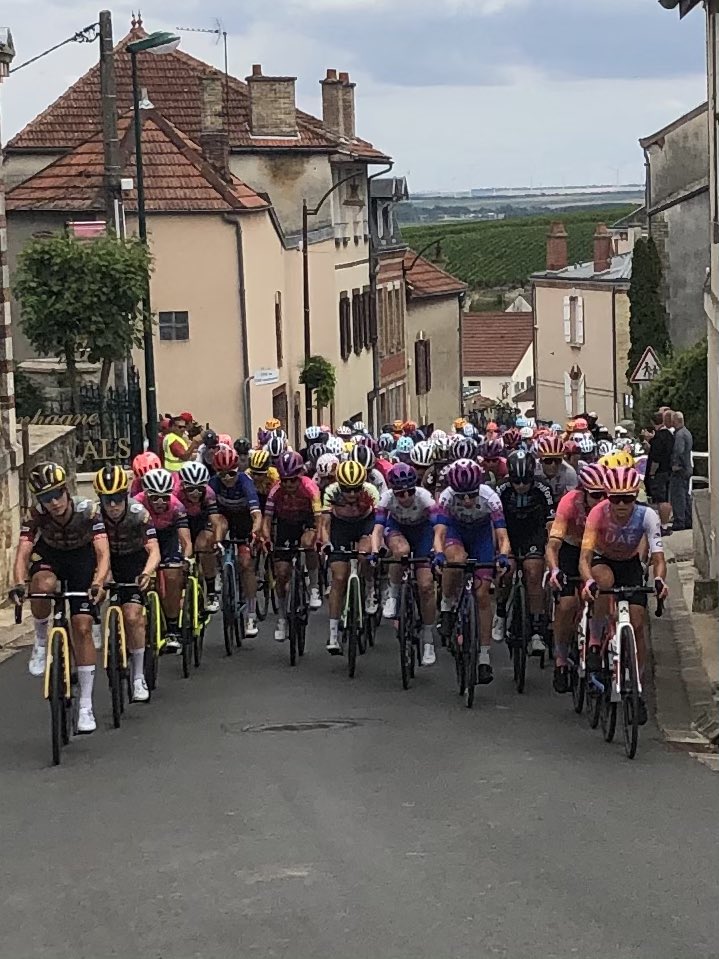 EmmanuelLagler's tweet photo. Une étape marnaise du @LeTourFemmes magnifique entre @VilledeReims et @villeepernay en passant par les côtes de #Vertus , #LeMesnilsurOger et #Mutigny 🥵
Bravo👍
@DptMarne @LeTour @leTourdeFranz @Roussemarion @ju_drem @L_Jalabert @fbleuchampagne https://t.co/zQ5AAhceqD