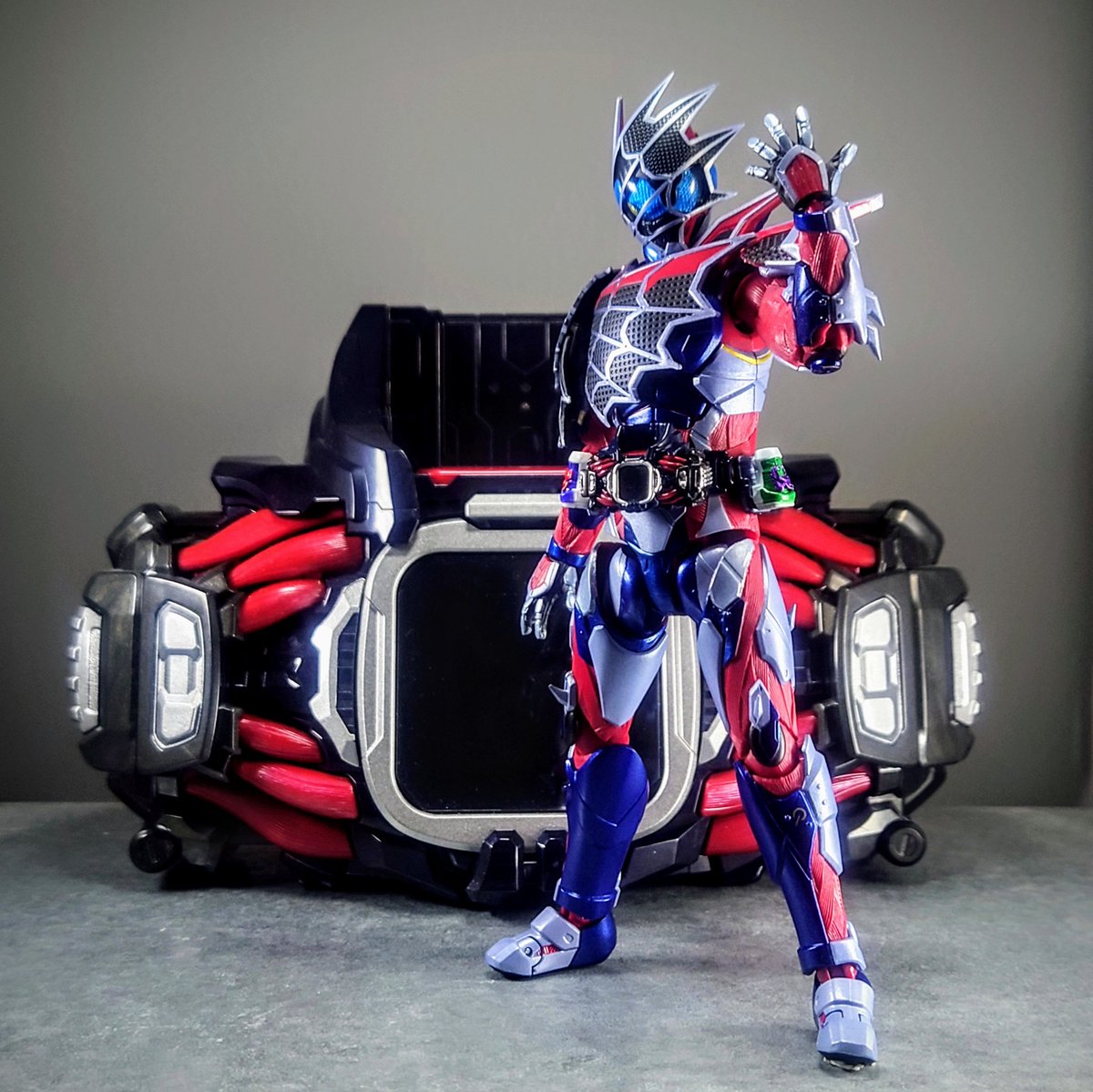 仮面ライダーデモンズのフィギュアーツかっこよすぎるので撮影ブースで撮ってきた！
BLACKに通ずる筋肉繊維の造形とか複眼の表現が最高です…
暗めのメタリックブルーも超いい感じ…フィギュアで得た情報は自分の模型にフィードバックしたいなって思います！