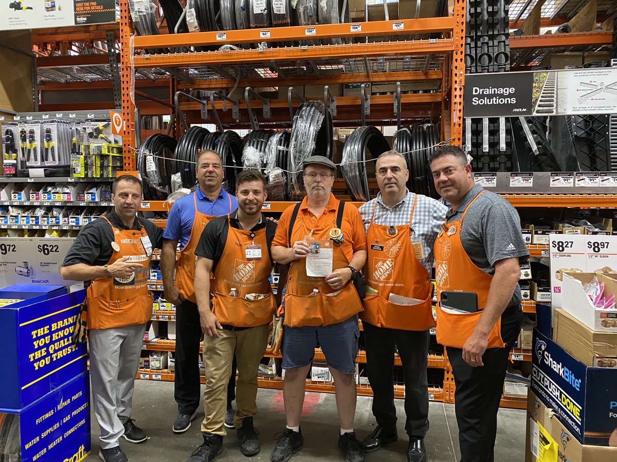berryzen's tweet photo. Paul Lundholm celebrating our amazing people at the Auburn 2682 Home Depot today ⁦@marantes1⁩ ⁦@KJChamberland⁩ ⁦@HomeAuburn⁩ https://t.co/Tu4zA06AWX