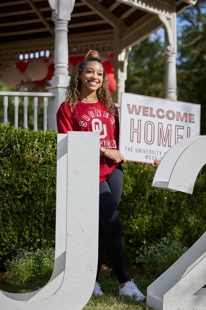UofOklahoma's tweet image. We're officially 𝙩𝙬𝙤 𝙬𝙚𝙚𝙠𝙨 away from Move-In 2022! 

It's getting real, #OUFamily. Your best days are ahead, and we look forward to seeing so many of you back on campus to begin your OU journey. #OUMoveIn22