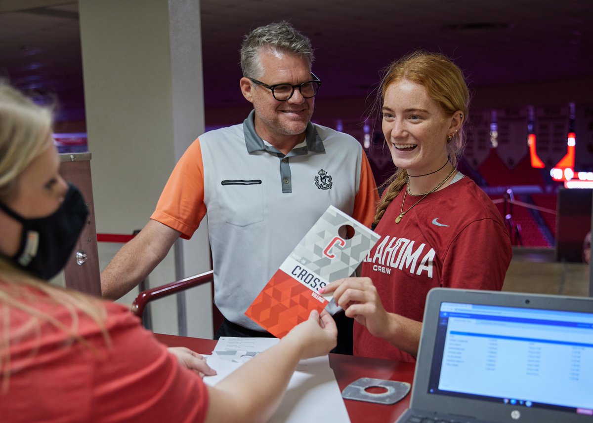 UofOklahoma's tweet image. We're officially 𝙩𝙬𝙤 𝙬𝙚𝙚𝙠𝙨 away from Move-In 2022! 

It's getting real, #OUFamily. Your best days are ahead, and we look forward to seeing so many of you back on campus to begin your OU journey. #OUMoveIn22