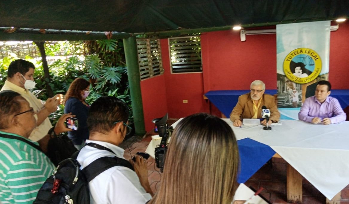 TutelaLegalMJH's tweet photo. Ovidio Mauricio, director de Tutela Legal, explica la necesidad y oportunidad que tienen las víctimas de acudir a la Corte Penal Internacional para denunciar las desapariciones, torturas y asesinatos cometidos durante el Régimen de Excepción.
#DDHH #ElSalvador https://t.co/MPZRJpYfwJ