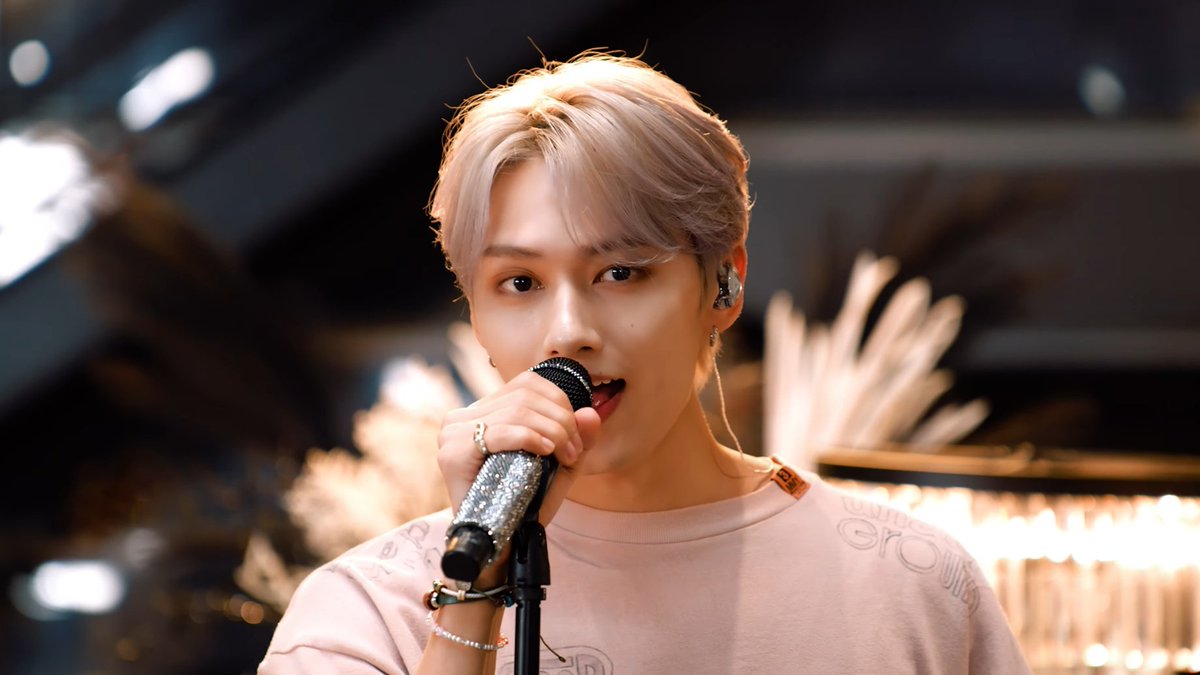 healingwithsvt's tweet image. junhui looks so pretty 🥹🤍