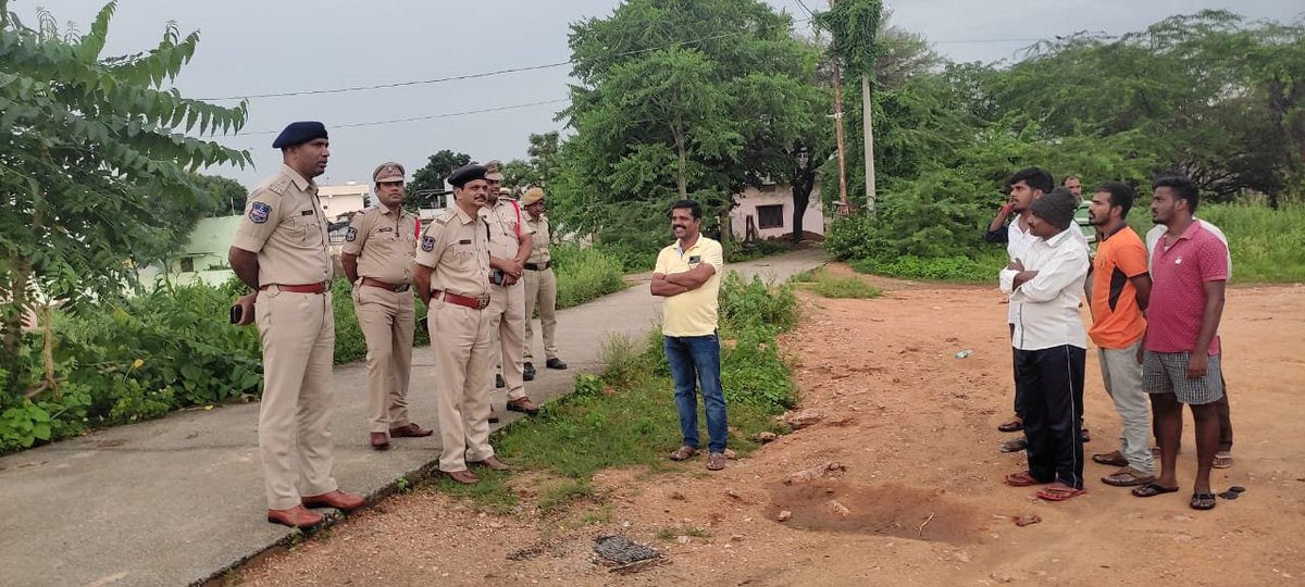 MalkajgiriCop's tweet photo. Today @BibinagarPS Police have conducted the #CommunityContactProgram under the supervision of @DcpBhongir Sri K Narayana Reddy, IPS in Brahmanapally (V), BibiNagar & #seized 21 two-wheelers, a car,18 liquor bottles. @AcpBhongir, @Cibhongirirural & SHO @BibinagarPS participated. https://t.co/HeF6XTQrWF