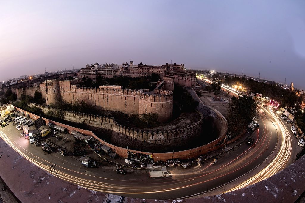 PitaTour's tweet photo. One of the top attractions in #Rajasthan is the #JunagarhFort,  renowned for being a testament to the imperial Rajputana architecture. It is located in the center of the city of #Bikaner in contrast to other forts in Rajasthan that are erected on hilltops.

#pita
#Indiatravel https://t.co/qfMaDU7Awx
