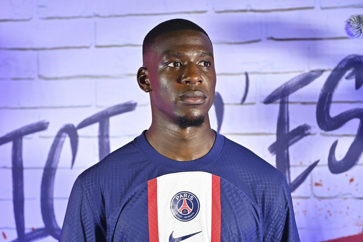 NordiMukiele's tweet photo. Très fier de rejoindre le @PSG_inside aujourd'hui 🔴🔵 Merci aux dirigeants de la confiance qui m'est accordée, et merci beaucoup à tous les supporters pour les messages de bienvenue que je reçois depuis looongtemps déjà 👀❤️ À très vite sur les terrains 🔥🃏 https://t.co/MZUCCRJ1Y7