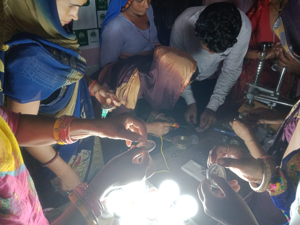 ujsbansur's tweet photo. LED Bulb Making  Skill  MEDP Training | MEDP Nabard | UJS
#LED_Bulb 
#LED_Bulb_Making
#MEDP 
#Nabard 
#skills
#Nabard_Alwar https://t.co/WtLwWdpLBc