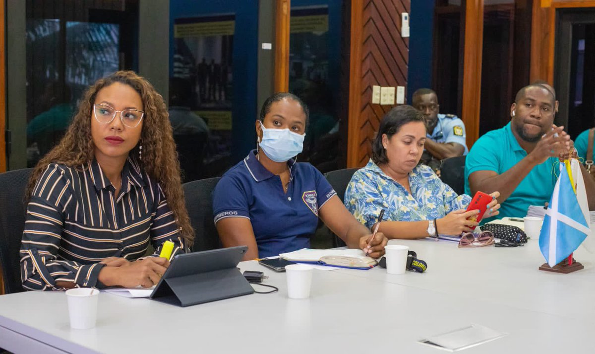 GobernacionSai's tweet image. En sala de juntas de la #GobernaciónSAI se llevo a cabo el Comité Interdisciplinario de Espacio Público Departamental para evaluar situaciones de uso de espacio en el territorio insular, y así validar si algunos de los establecimientos comerciales cumplen con la normatividad.