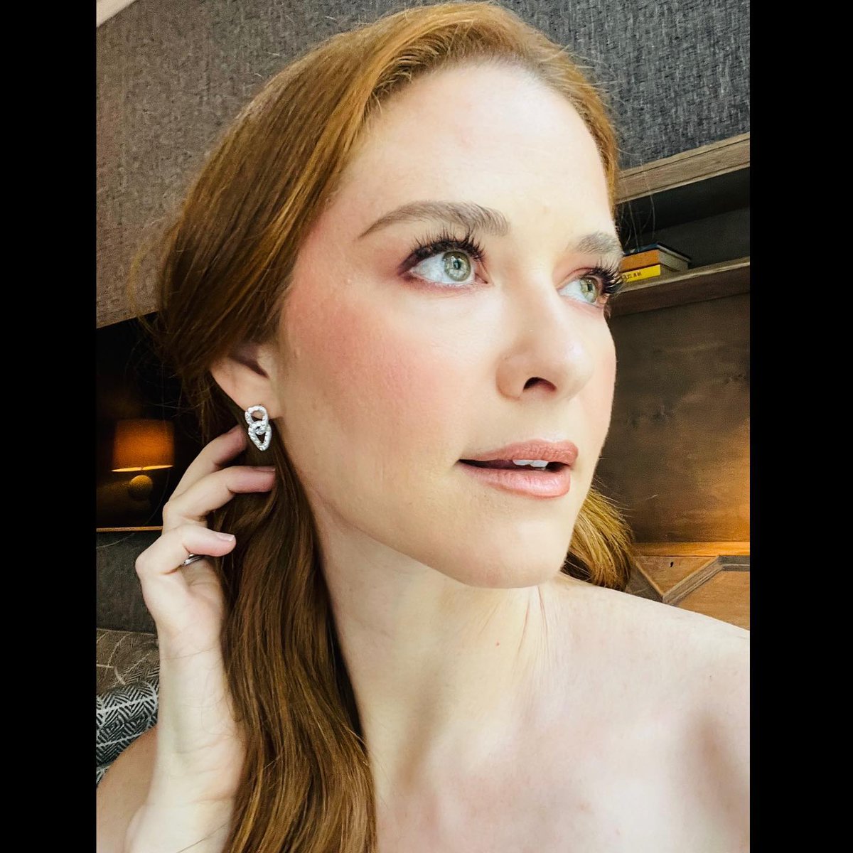 sarahdrewAR's tweet photo. Me encantó conocer a @whitneycummings.  ¡Nos sentíamos tan bonitas de rosa! ¡Tenía que tomar una foto!" https://t.co/qUEg7BUYxu