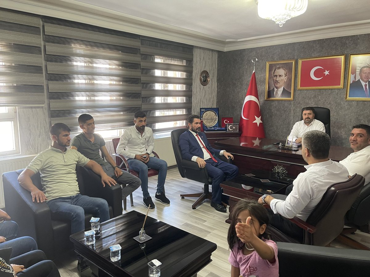 kadirkirli63's tweet photo. KUMED Genel Başkanı Orhan kılıç ,İl başkanı Mehmet Avcı,Karaköprü ilçe  başkanı  Mehmet ali Şeydanlı,il kadın kolları başkanı emine aslan Ve Heyetini Misafir ettik.Yürüttükleri faaliyet ve Çalışmalarla ilgili İstişarelerde bulunduk.@erkankandemir 
@IleKuresel https://t.co/ziid7T9a1w