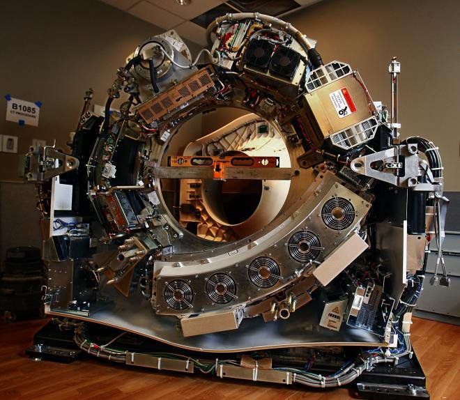 Rainmaker1973's tweet image. This is a CT scanner without its cover. An inside view of the machine that reveals your insides [read more: buff.ly/2FqSvzT] [video showing the inside a ct scanner while it&apos;s spinning: buff.ly/2Zf7Poi]