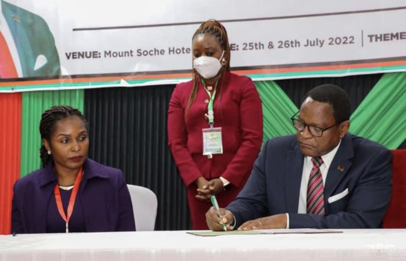 Great to see WINner and WIN Editorial Leadership Award Laureate 2021 (Africa) <a href="/EdythK/">Edyth Kambalame</a> representing the #media sector in signing Statements of Commitment led by #Malawi 🇲🇼 President <a href="/LAZARUSCHAKWERA/">Dr. Lazarus Chakwera</a> at the #NationalAntiCorruptionConference