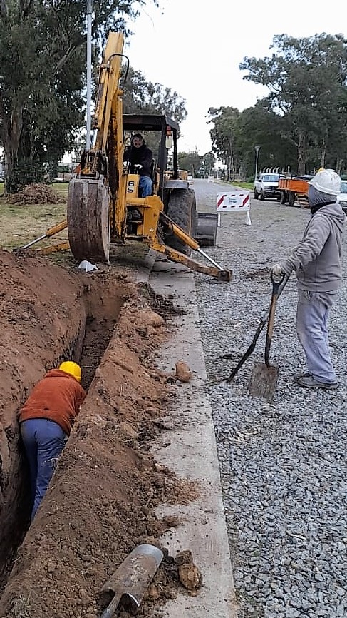 PRENSAOSSE's tweet photo. 🚩🌀 #2DAbril #SAngela #LMargaritas
En el marco de la obra por la red de agua en este sector, se realizan excavaciones de zanja y colocación de cañería en Los Tulipanes e/ Las Araucarias y Los Laureles.
▪️ Más de 17.000 m. de cañería.
▪️ Otros 5.500 vecinos con servicio oficial. https://t.co/OuomtDNopS