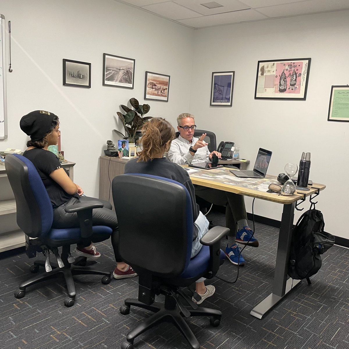 .@ItsonChris practicing our dept. mantra #AskTheStudents with our interns to help develop programs. We utilize our platforms to engage with students &amp; parents throughout the District; our interns are a big part of that. #studentfirst #proudtobeLBUSD <a href="/linked_learning/">Linked Learning Alliance</a> @LBUSD_BESP