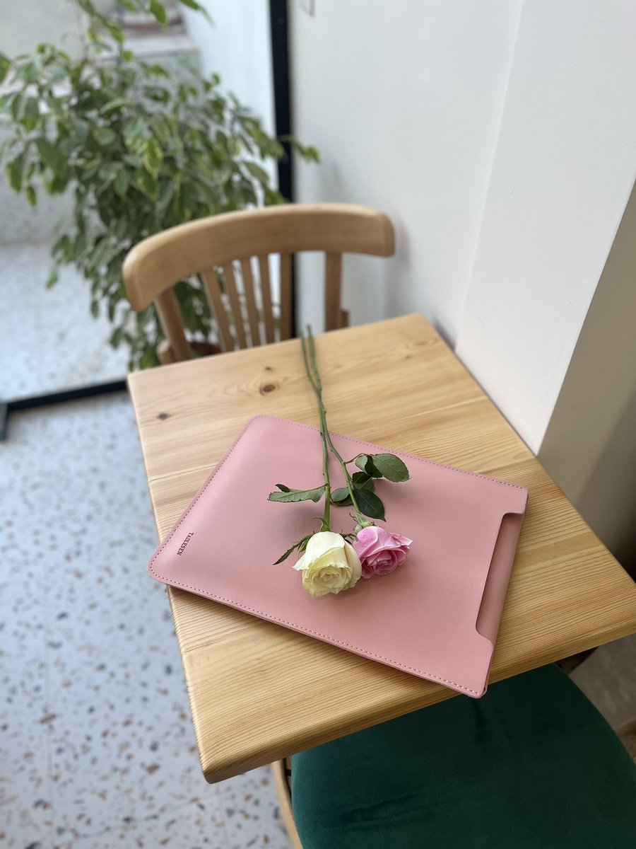 b_rama6's tweet photo. باوتش بتصميم لطيف
مناسب للماك بوك والايباد 💕🌿 https://t.co/6FBFabWfnY
