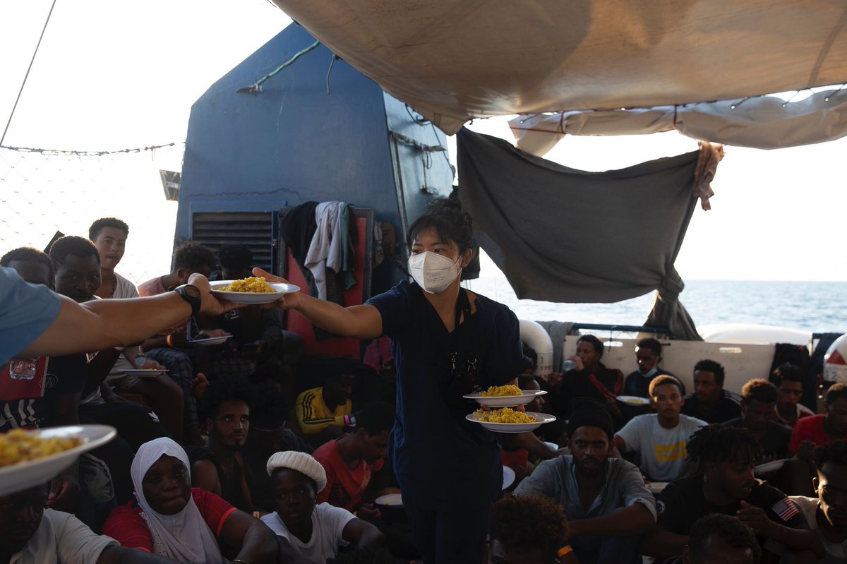 #SeaWatch3 ha inviato alle autorità la quarta richiesta di porto sicuro.

A bordo, con temperature roventi, 439 persone, di cui 117 minori non accompagnati (40 sotto i 15 anni) e 35 donne, 4 incinte.

Quanto devono aspettare per scendere a terra e ricevere l’assistenza dovuta?