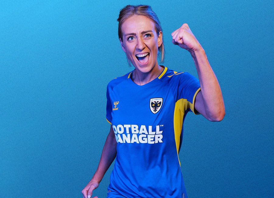 KitKulture's tweet photo. AFC Wimbledon ini sponsornya boleh keren. Tapi kok bisa jersey home &amp; awaynya warnanya mirip begini? Jersey thirdnya biru langit? Apa biru tosca? Apa gimana? 👀🤣 https://t.co/Nbq9AciJVH