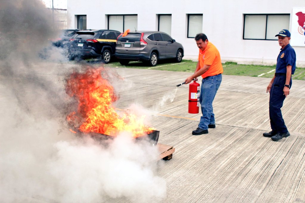 BCBRP's tweet photo. Con el propósito de fortalecer la gestión de riesgo en el #CLRAH, brindamos una capacitación teórica y práctica a un primer grupo de usuarios del Centro Logístico sobre prevención de incendios, formación de brigadas, uso de extintores y evacuación durante una emergencia. https://t.co/GGBTODYvmr