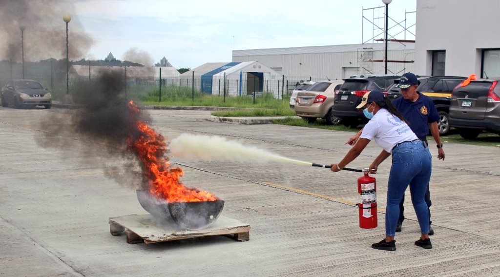 BCBRP's tweet photo. Con el propósito de fortalecer la gestión de riesgo en el #CLRAH, brindamos una capacitación teórica y práctica a un primer grupo de usuarios del Centro Logístico sobre prevención de incendios, formación de brigadas, uso de extintores y evacuación durante una emergencia. https://t.co/GGBTODYvmr