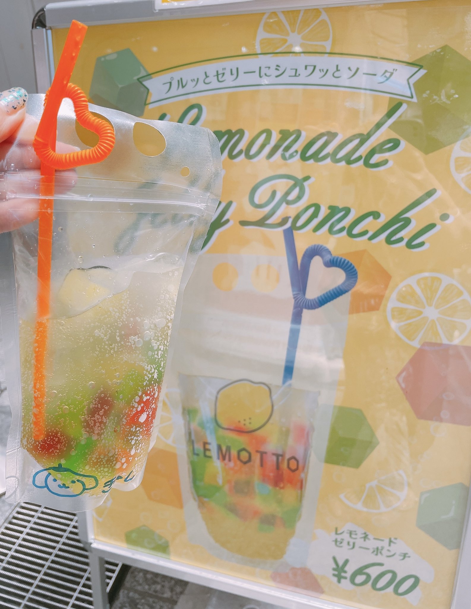 Rihika 大須食べ歩き5 ぶらぶら歩いててふと思い出してわらび餅専門店 甘味処鎌倉 へ 我慢できずwww贅沢苺ヨーグルト買っちゃった 底にわらび餅が沈んでてヨーグルトとフワトロクリームと苺果肉を混ぜ混ぜして飲みます これはぜひ飲んでほしい