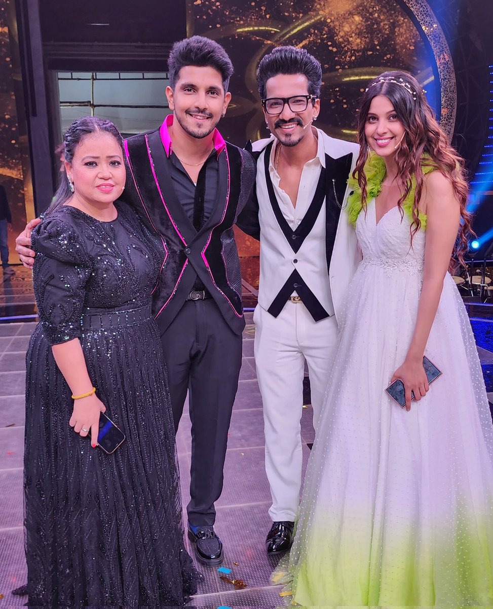 kanwardhillon_'s tweet photo. Had the privilege of shooting the upcoming episode of #RavivaarWithStarParivaar with the powerhouse of talent &amp; most spontaneous couple that I personally enjoy watching on screen. God bless you both &amp; it was lovely meeting you'll,@bharti_lalli @writerharsh ❤️💫🤗
@StarPlus https://t.co/fkjie6tdFw