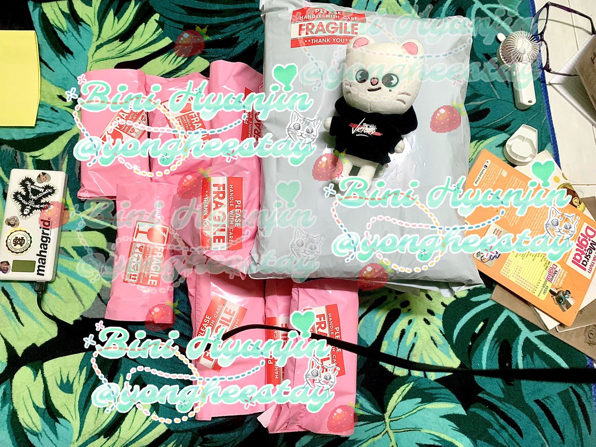 yongheestay's tweet image. #yongheeposto 📮

— mahagrid 3.0 
— yzy odd skz r1
— yangdo pc
— some skzoo items

all of these already scheduled for pickup tomorrow! (27/7) i’ve updated the tracking number in my masterlist! (go to my 📌 tweet, click carrd link, click postage masterlist) thank you❣️