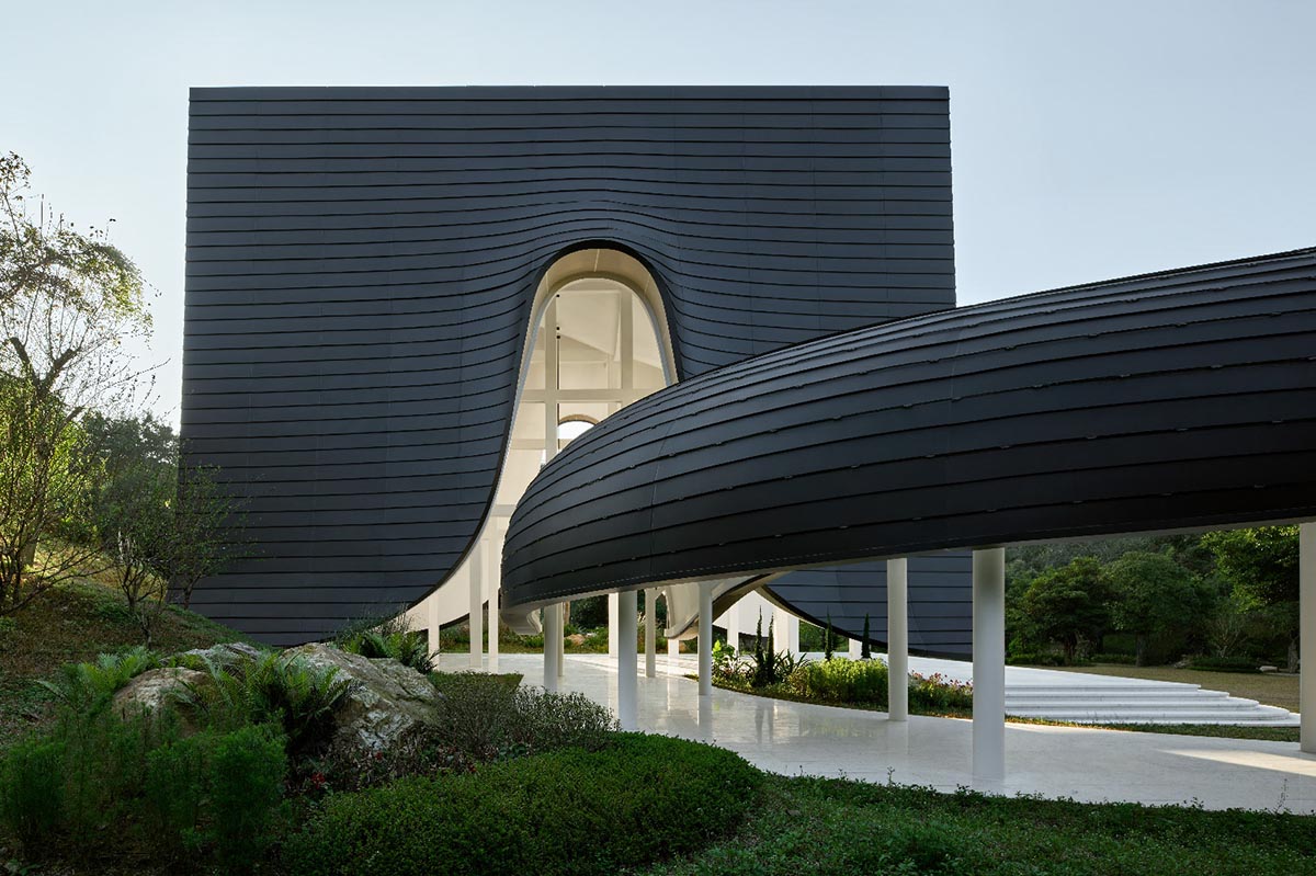 say architects designed ceremony hall with "floating and dancing curtains" in Guangzhou: worldarchitecture.org/architecture-n… #architecture #china