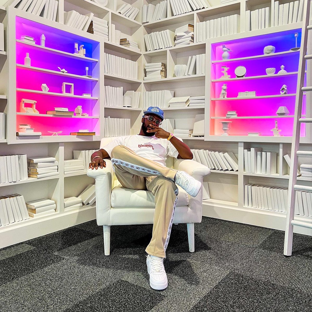MaleekBerry's tweet photo. Mind sanitised! New Music Season! Who’s ready for new music? Drop a 🌹 let’s see #BerrysRoom https://t.co/Do4Fn6WuMu