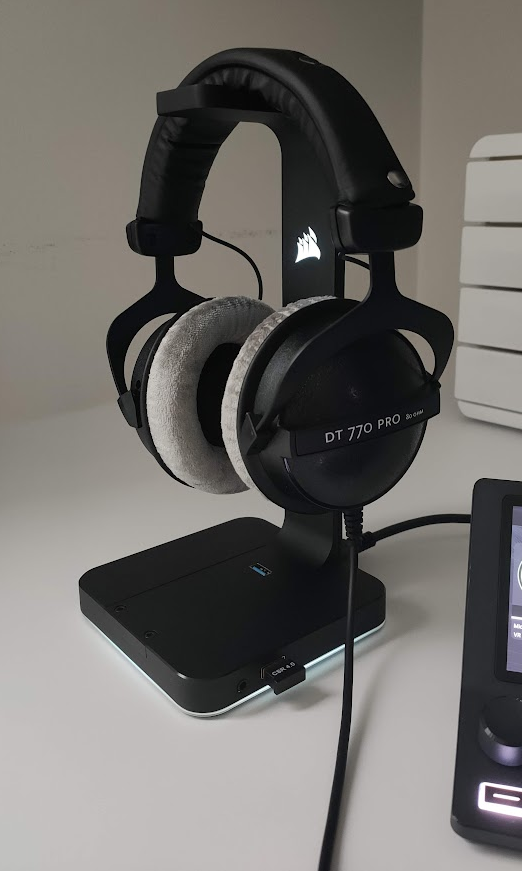 BassiePlays's tweet photo. New headphones 👀

I finally changed my main headphones.....
Say hello to the @beyerdynamic #DT770Pro  80 Ohm!

Really good audio quality and comfort, I just love them 😁 https://t.co/p4ONlzcoHi