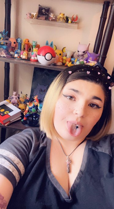 Who else loves Pok&eacute;mon 😋 https://t.co/5nDNImrrZW