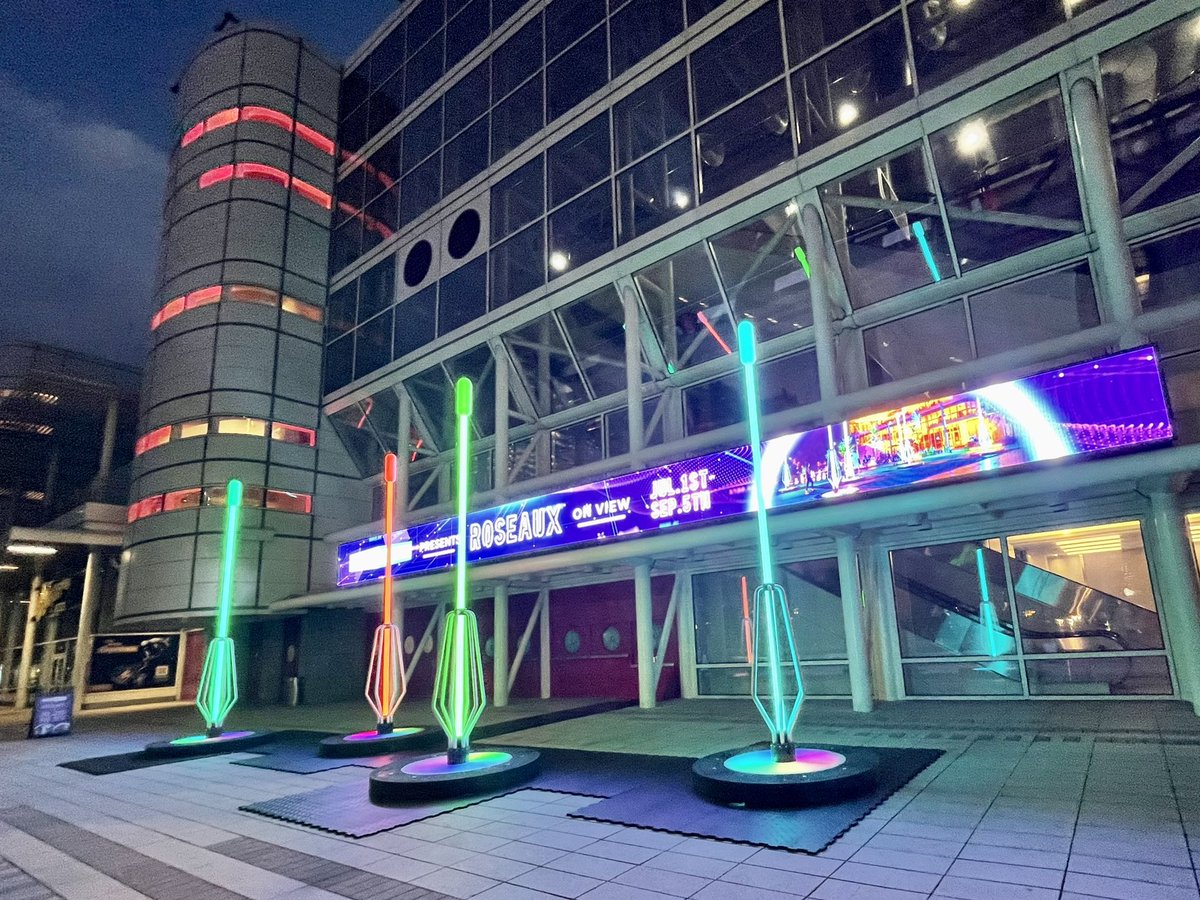 AvenidaHouston's tweet photo. Have you had a chance to visit #Roseaux yet? This fantastic international art piece allows you to enjoy downtown Houston during the day or night. Come and explore! π #TravelTuesday #1toMn #roseauxontour
πΈ: @gocreos, @1ToMn1, and Init https://t.co/kGqKQhW6hY