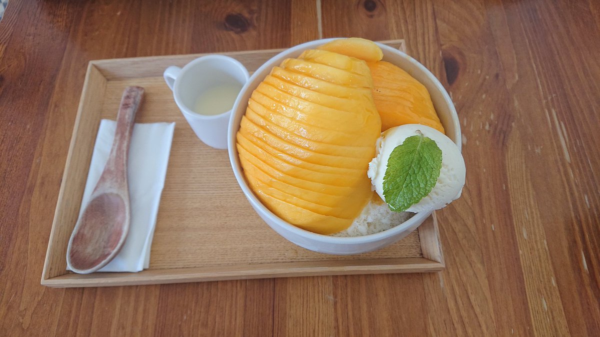 EmsKawai's tweet photo. Le bingsu à la mangue, c'est la vie 😍. #Plus82 #bingsu #Paris https://t.co/LHFzb5av56