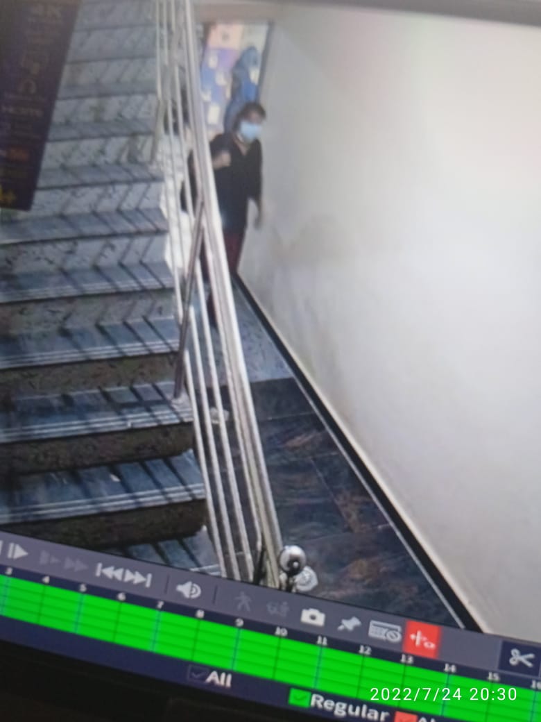 RajashekaraY's tweet image. @BlrCityPolice @CPBlr Dear sir,the lady in below images is found stealing the laptops in Nagawara ladies Pg&apos;s,opposite Manyata tech park.Last week she has stolen 3 laptops in same area,please help in punishing the thief. My cousin laptop got stolen on 24th July