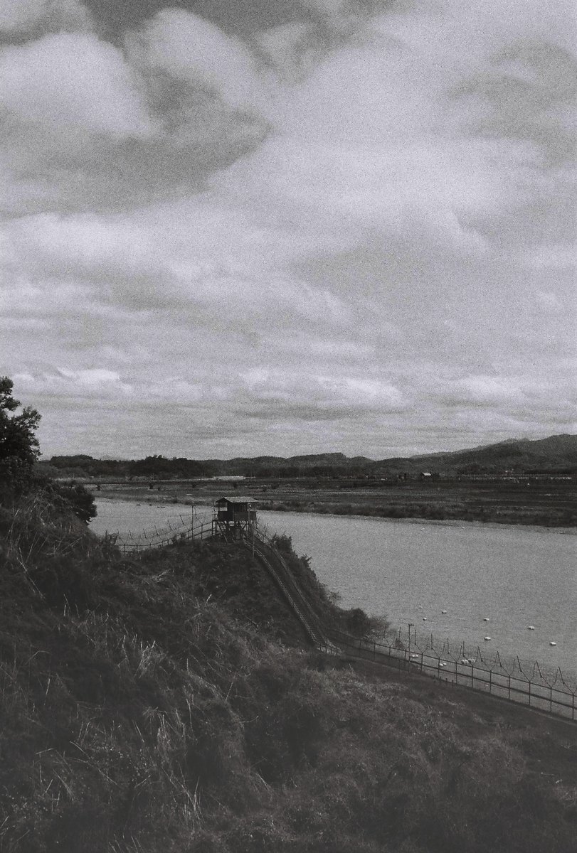 Highly secured border 
<a href="/seoulexplore/">Seoul South Korea Explore</a> <a href="/ILFORDphoto/">ILFORD PHOTO</a>
#PhotoOfTheDay #photography #camera #monochrome #streetphotography #filmphotography #blackandwhite #bnw #bnwphotography #ArtistOnTwitter 

Korea, Imjingak
ROLLEI 35S ISO400 #35mmfilm
© Maxime Siellez