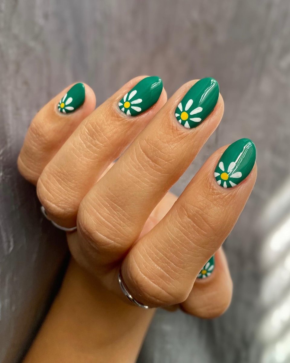 Had to show off these 'Splash' painted nails ft. the cutest daisies for some summer inspo! Created by the talented @ruthsnailart⁠ 🌼💚✌🏼⁠
⁠
📷: @ruthsnailart