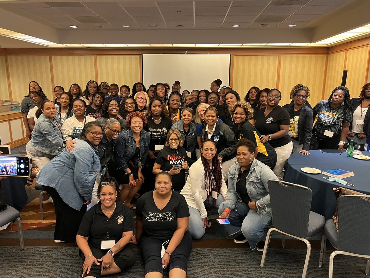 HeyDrDaniel's tweet photo. Behind every great female leader is her princiPALS screaming yassss!!!! The work is lonely, but we aren’t alone! Some of the phenomenal female leaders within @pgpcs &amp; @drmonicaceo #PGCPSsli #sheleadsk12 https://t.co/ByASFXyVFf