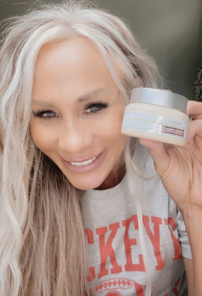 Castle1Jen's tweet image. I received this from @BzzAgent to try for my review complimentary and  I started using this a few weeks now and already I can see a tremendous difference in my skin ! It looks brighter and wrinkles are almost vanished completely!
Tightens skin and improves clarity