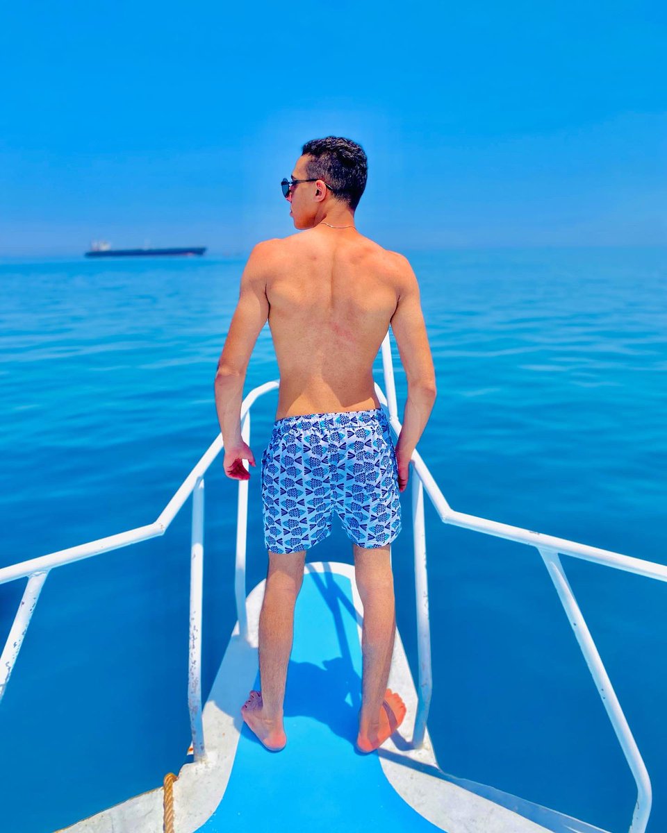 الموج عالى بس سباح واعوم🌊💙