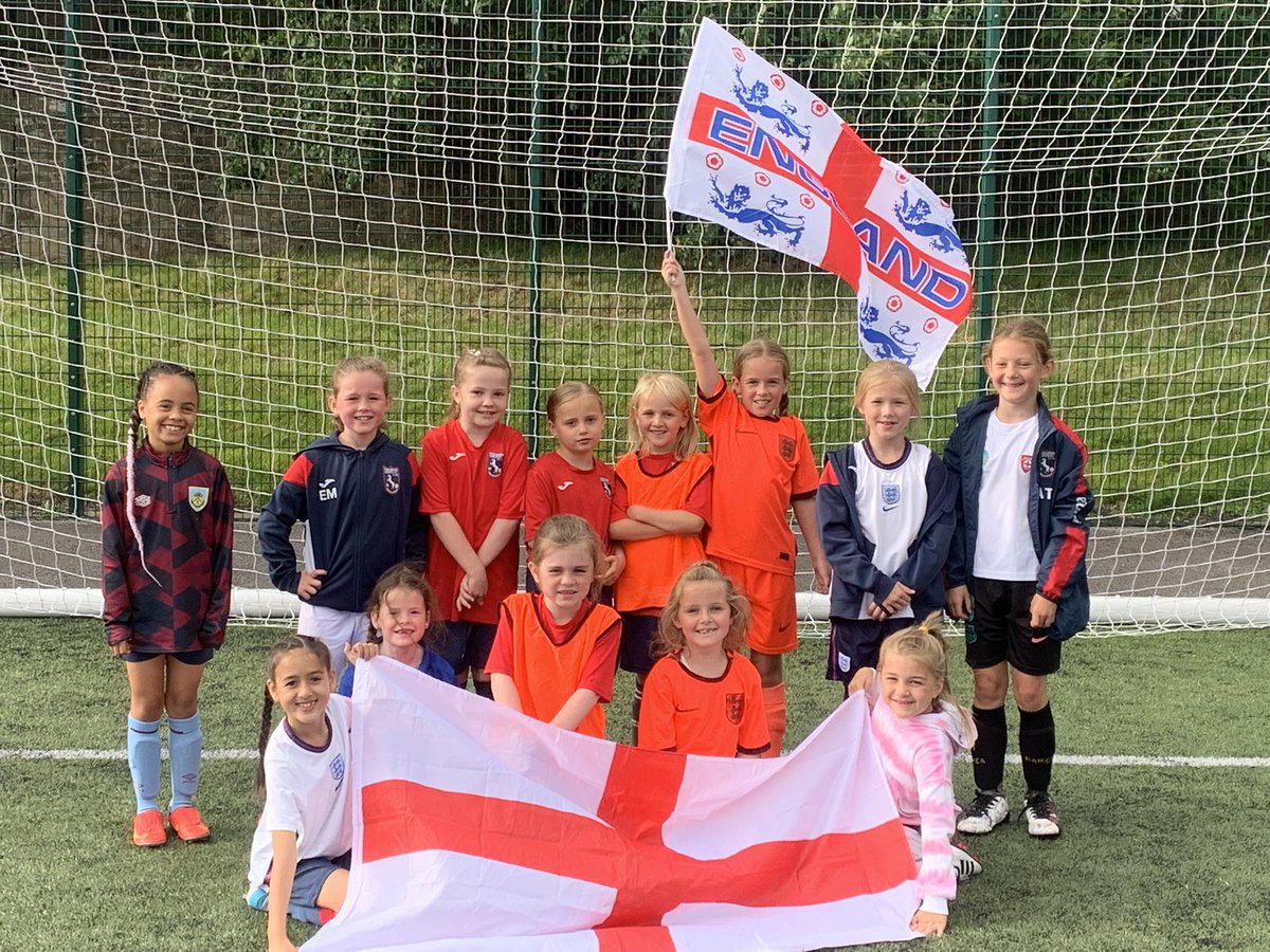 Lufc_royal's tweet photo. @HerGameToo U9’s training session tonight in sunny Burnley. #TheirGameToo https://t.co/UkBrMyrdhD