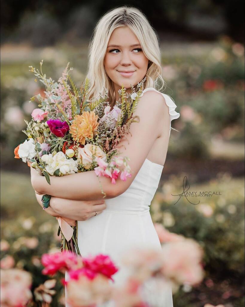 Be a wildflower in a field of roses. 💐

Hair and makeup by <a href="/erin/">Erin Caton</a>.elizabeth.artistry 

#amymccallphotography #amymccallseniors #lewistonseniorphotographer #clarkstonseniorphotographer #seniorstyleguide #senioryearmagazine #seniormuse #seniorologie instagr.am/p/CgfaEajPer_/
