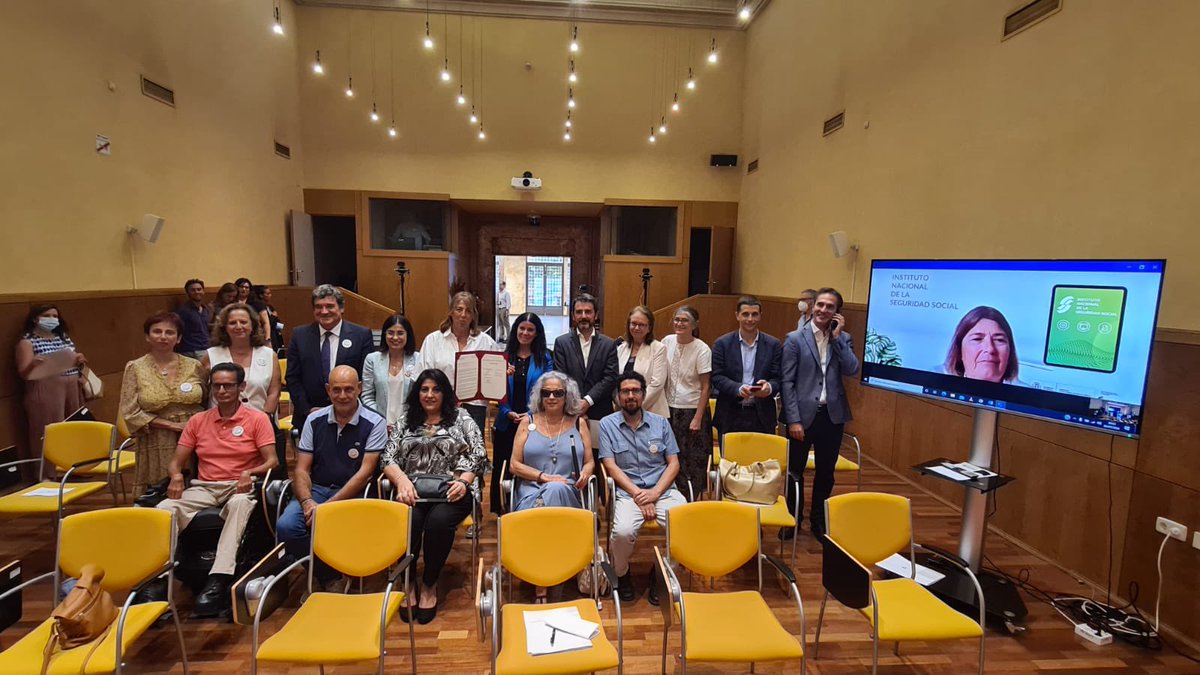 CarolinaDarias's tweet photo. Con las personas afectadas con @Sindromecolza en la entrega de la Declaración Institucional que simboliza el compromiso para seguir avanzando en la protección del colectivo @joseluisescriva @sanidadgob @inclusiongob https://t.co/lVLyrkc36I