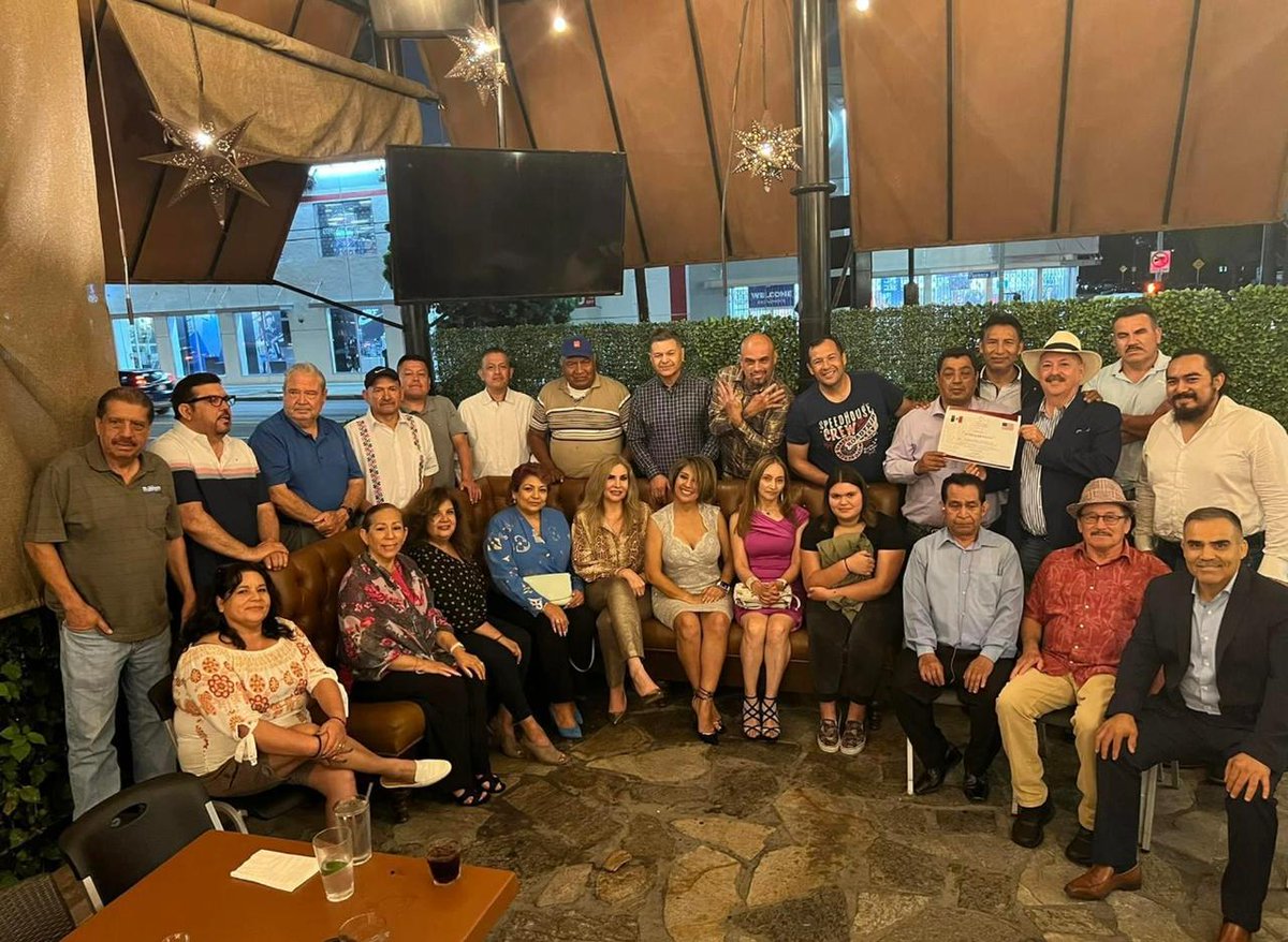 Un honor entregar a Alejandro González, su nombramiento como Delegado de #JuntosPorJalisco en California. 

Nuestro trabajo no tiene fronteras ni límites. Gracias a nuestros paisanos por el recibimiento. Nos vemos pronto en Texas y Chicago.