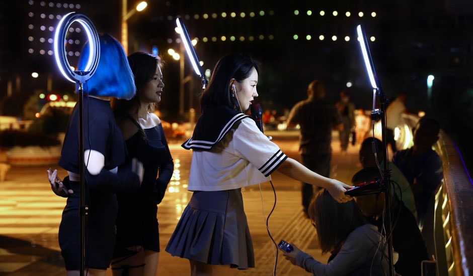 Chine : les influenceurs forcés de divulguer leur agence sur les réseaux sociaux. Selon les autorités, les agences partagent des valeurs immorales. (via <a href="/VickyBoudreau/">Vicky Boudreau</a>) siecledigital.fr/2022/07/25/chi…