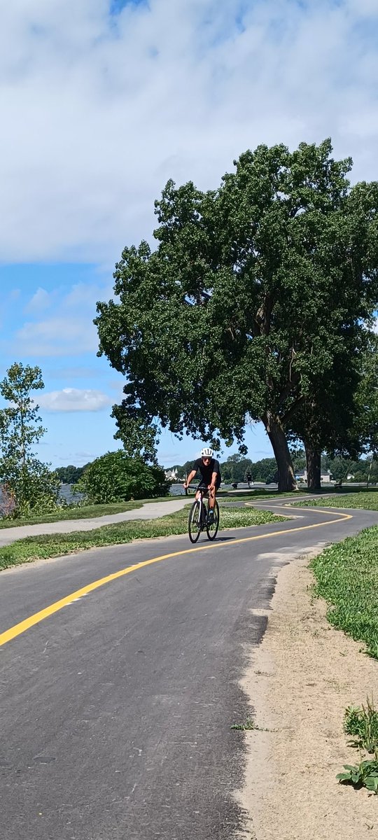 Paul6Rivard's tweet photo. Je me suis offert une ballade entre Montréal et Lachine sur des voies cyclables impeccables (bitume + panorama) 🚴♂️
J'ai pu apprécier les charmes du célèbre #moncoin #moncanal #monlac , au pays de la Reine @BettyParCiParLa
🤌👌 https://t.co/yQdhvVpPoR