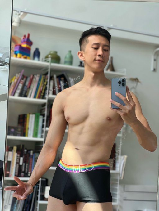 Which book are you reading right now? I need some recommendations 💦 https://t.co/Jn3PrTIXxl